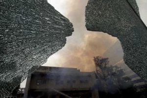 Seattle man's glass table spontaniously explodes Seattle man's glass table spontaniously explodes