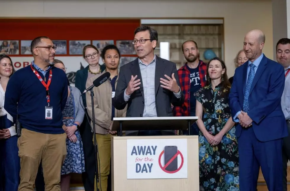 Gov. Pushes For Official Washington K -12 Public School Cellphone Ban in 2027